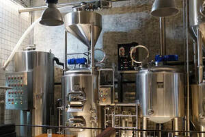 建立小型酿酒厂所需的设备清单是什么？