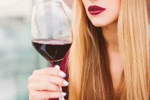 女人喝红酒图片唯美