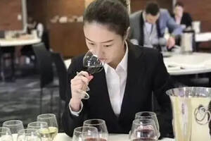 准空姐光凭闻香可识别出 15 国葡萄酒，她是如何练出来的？