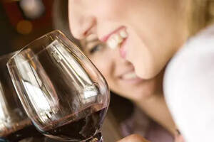 女人长期喝葡萄酒的功效