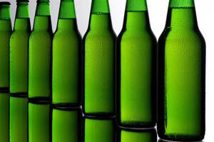 中国人经常喝的瓶装啤酒，为何是绿色的呢？看完醒悟