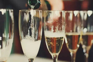 2021年香槟销售额创历史新高，达 410.6 亿元