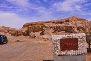 在荒凉的沙漠中，有一座3000多年前的石窟，至今未开放