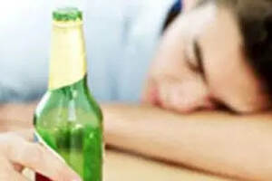睡前小酌两杯酒，是不是有助于改善睡眠呢？