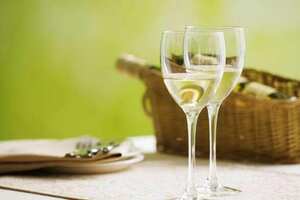 白葡萄酒和红酒的区别是什么