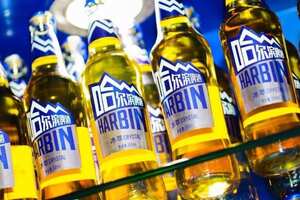 哈尔滨啤酒是哪个国家的，2004年被美国AB公司私有化跟百威同门
