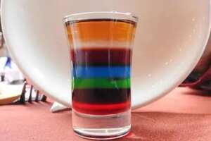 三色五色七色彩虹鸡尾酒的调制方法，选好材料注意导入不能直接倒