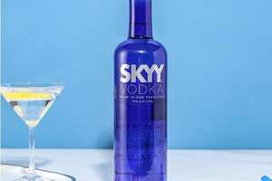 skyy是什么酒，是美国产的深蓝伏特加口感相对更柔一点