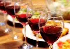 红酒可以和碳酸饮料饮料一起喝吗？