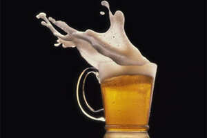 吃螃蟹能喝啤酒吗「吃螃蟹能喝啤酒吗百度网盘」