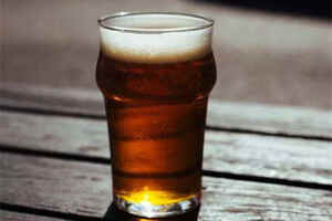 喝啤酒可以治胃病吗「啤酒能治胃病吗」