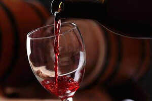 白葡萄酒杯和红葡萄酒杯图片