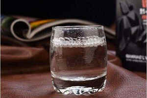 喝酱香型白酒时为什么要喝水-为什么喝酱香型白酒要喝矿泉水