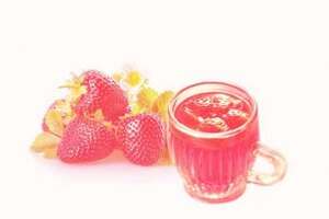 味道酸甜的草莓是怎么酿成酒的？