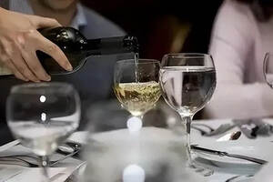 酒桌上，向别人敬酒时，为什么要“左手”拿杯子？早了解早知道