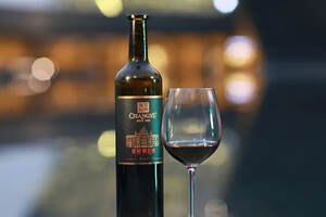餐厅的解百纳红酒，“解百纳”是一种葡萄的名字吗？