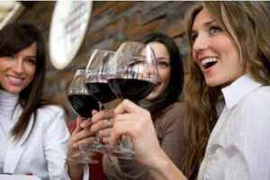 适量饮用葡萄酒对身体健康有利