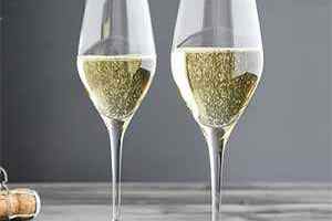 香槟酒诞生于十几世纪