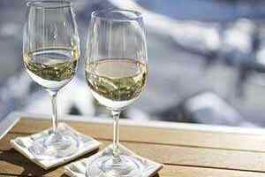 聚餐喝红葡萄酒还是白葡萄酒？（女人喝红葡萄酒还是白葡萄酒好?）