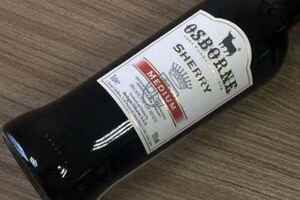 雪莉酒是西班牙的一种加强型白葡萄酒，和波特酒的区别介绍