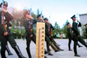 “最帅天团”是怎样炼成的？42°高温下中国仪仗兵汗湿戎装