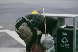广东一小伙垃圾堆捡烟头，翻出35年茅台，行家：老婆本有了