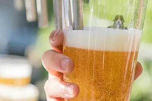 鲜啤酒和普通啤酒有什么区别，为什么那么多人喜欢喝鲜啤酒？