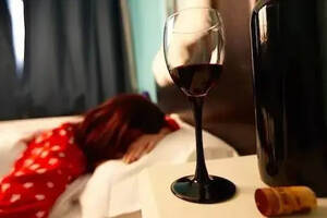 女人每天睡前喝点红酒