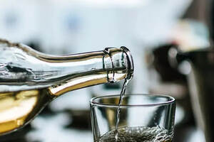 英国最新研究：饮酒不进食增加疾病风险，饮用葡萄酒最为安全？