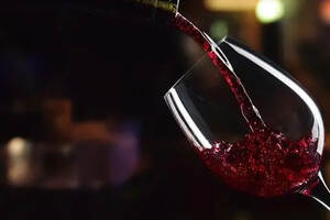 一瓶红酒的酒精含量相当于多少白酒，红酒品鉴师一语道出真相