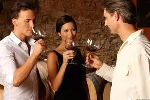 要想更快乐？英国科学家研究发现：“喝一杯葡萄酒吧！”
