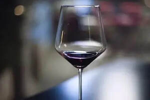 葡萄酒过了保质期是不是就不能饮用了？