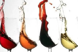 喝葡萄酒的时候多观察酒的颜色，你会发现很多东西