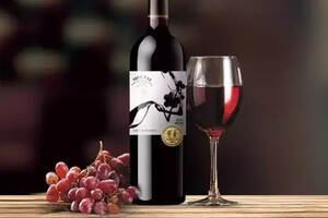 桃红葡萄酒颜色介于红葡萄酒和白葡萄酒之间