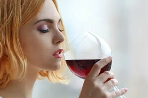 女人睡前喝多少红酒合适
