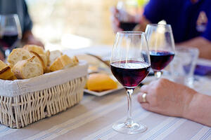 关于饮用红葡萄酒的好处我们了解多少？
