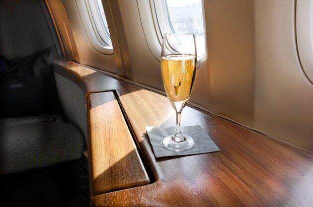 飞机上喝什么酒最好，剩下的酒被空姐做了“手膜”？