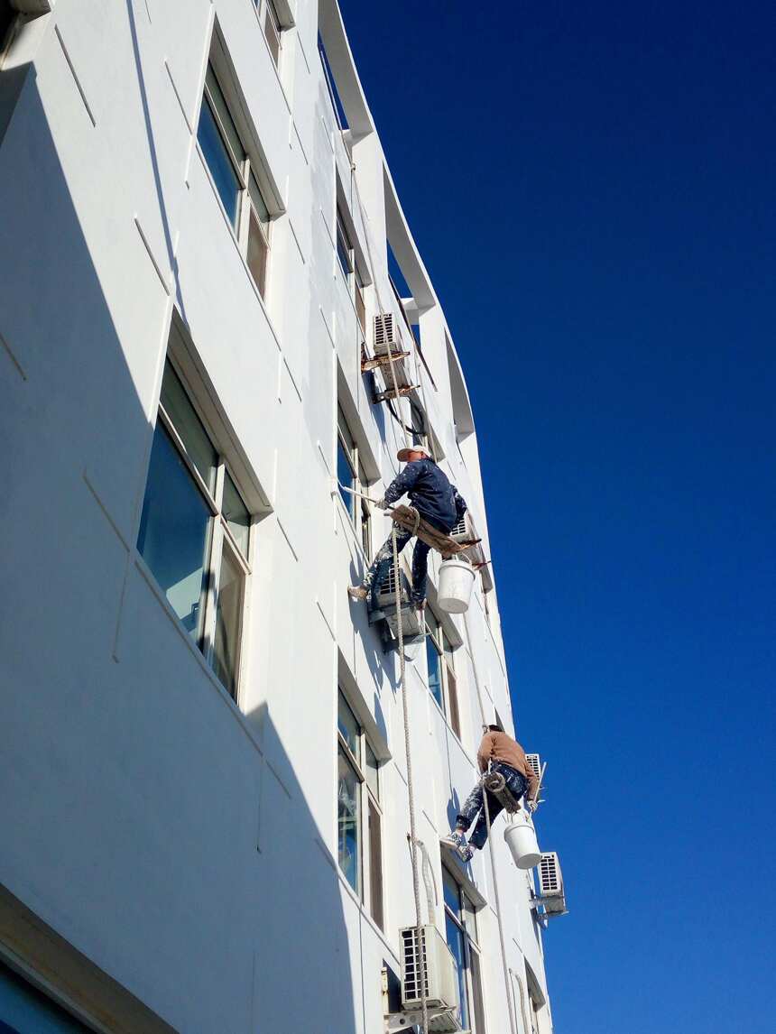 粉刷高楼外墙的“蜘蛛人”