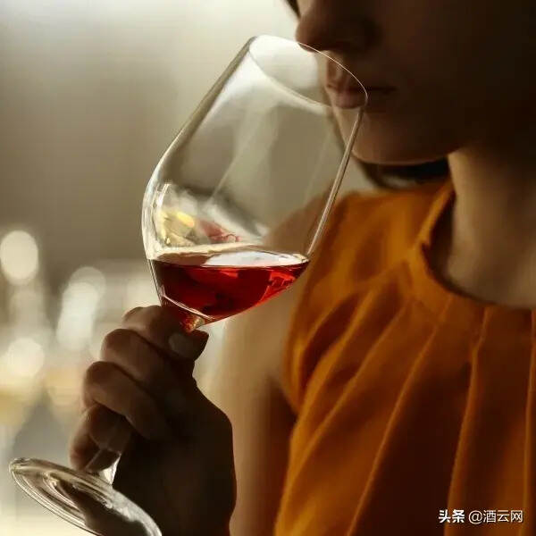 如何优雅地描述葡萄酒中的香气？
