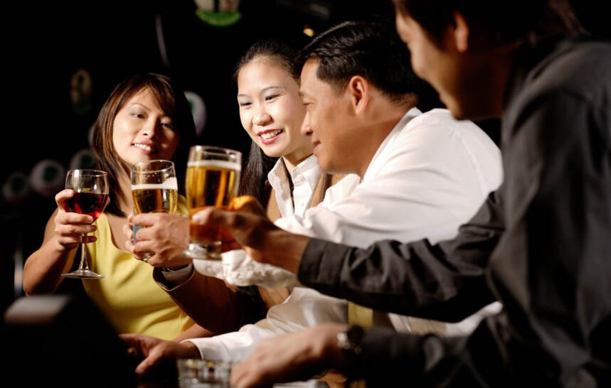 酒桌上喝酒，最吃香的人是这4类，酒量大的人不在其中