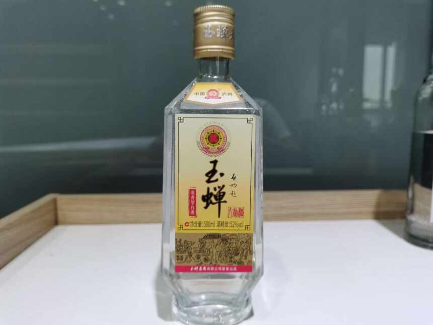 天气变冷，不知道喝啥酒？这2款白酒别错过，都是百里挑一的好酒