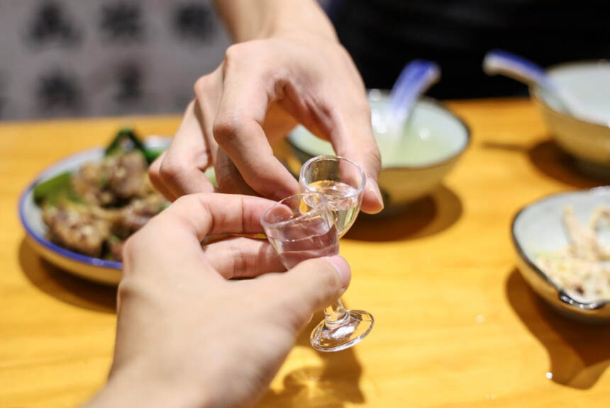 年底将至，名酒相继涨价！这2大白酒也是纯粮好酒，却依旧不涨价