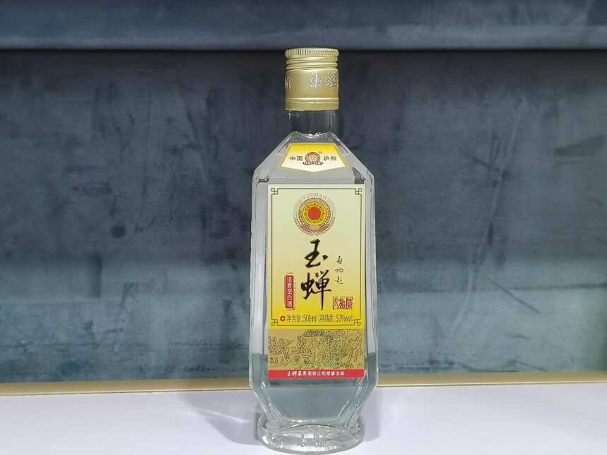 国内“最失败”的2款白酒，堆在货架底层少有人问，却是粮食好酒