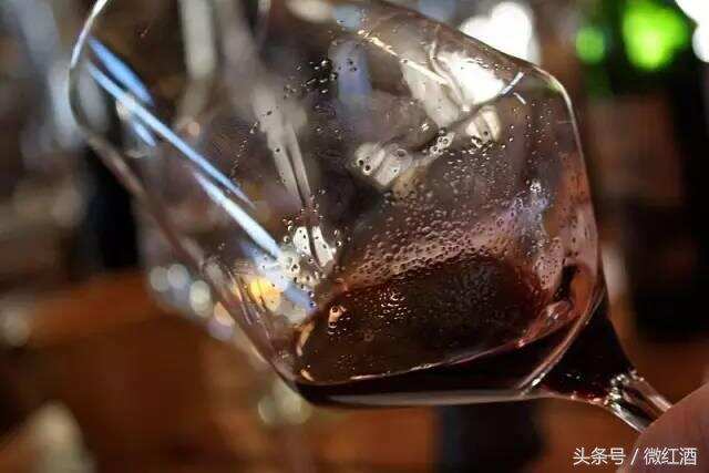 葡萄酒带酸味是怎么回事？葡萄酒发酵成醋了吗？