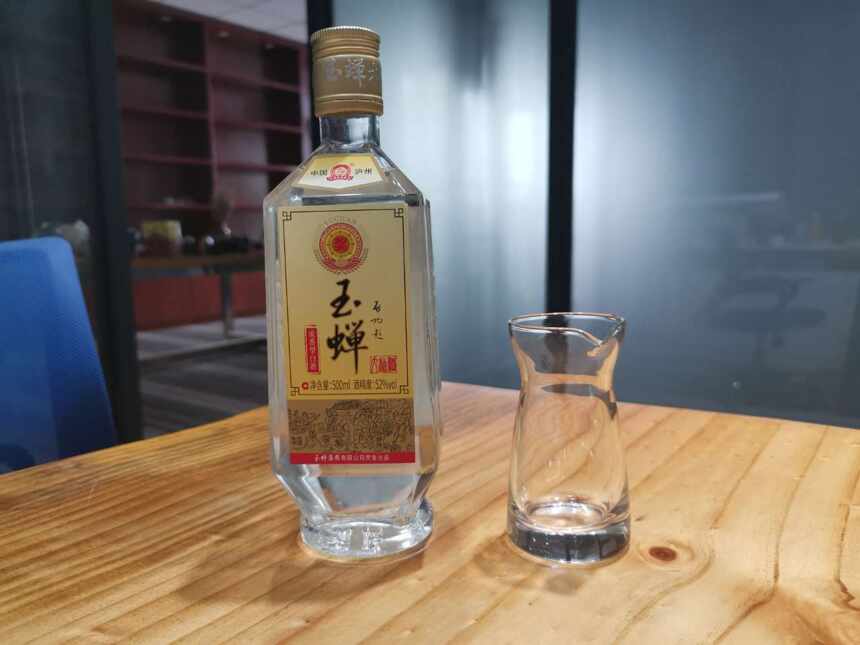 天气变冷，不知道喝啥酒？这2款白酒别错过，都是百里挑一的好酒