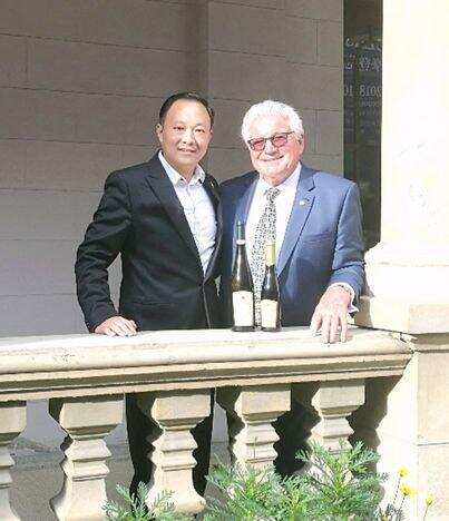 他被誉为新西兰葡萄酒引领人，他把顶级贵腐琼瑶浆带到中国
