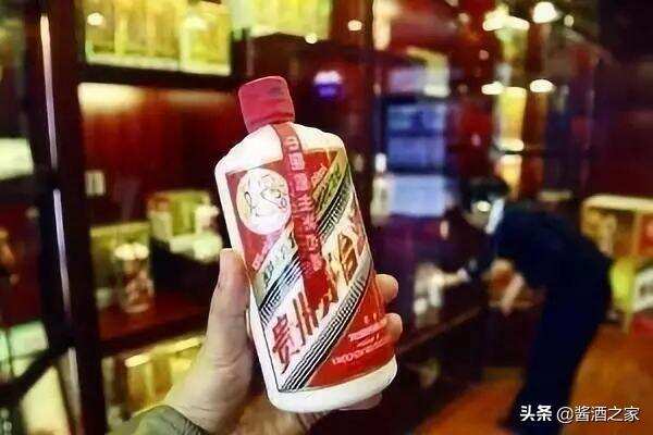 为什么五粮液可以用透明玻璃瓶，而茅台酒不行？