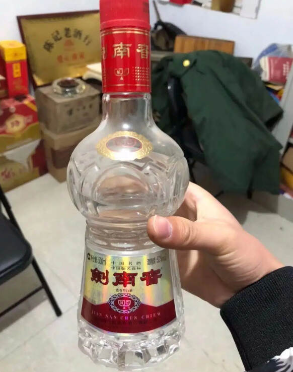 剑南春“剑指”光瓶酒！但酒友并不“买单”？光瓶酒：这锅我不背