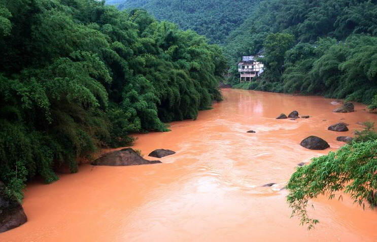 “水为酒之血”，名酒都在用什么水呢？今天带你看个够