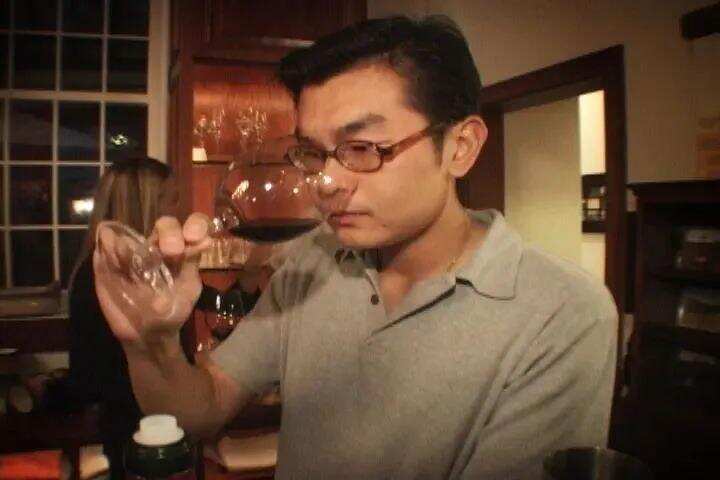 轰动葡萄酒界的华裔造假大神，专骗名流富商还被称为“康帝博士”